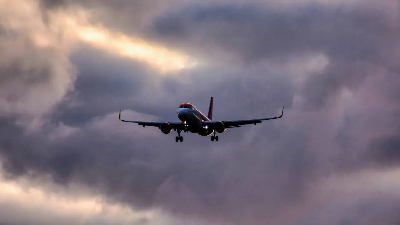 can planes fly in thunderstorms